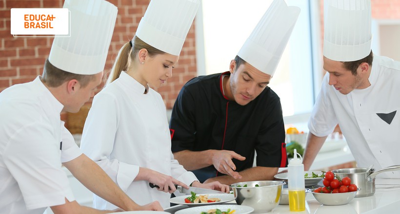 Conferindo dicas do chef para aprender a cozinhar. Conferindo dicas do chef para aprender a cozinhar.