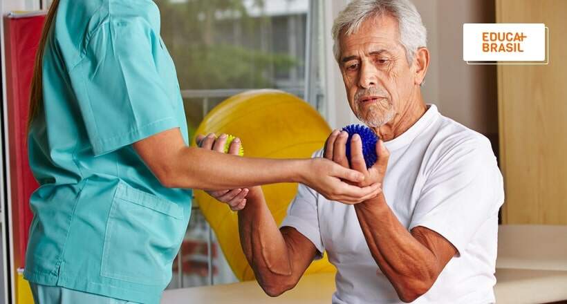 Paciente em atendimento gratuito de Fisioterapia. Paciente em atendimento gratuito de Fisioterapia.