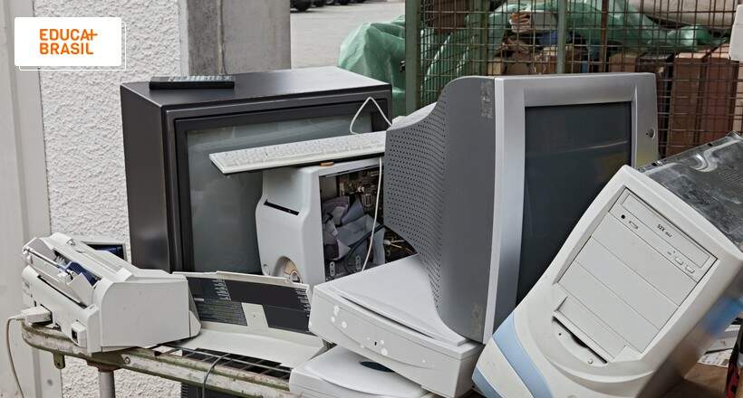 Televisão e computador em lixo eletrônico. Televisão e computador em lixo eletrônico.