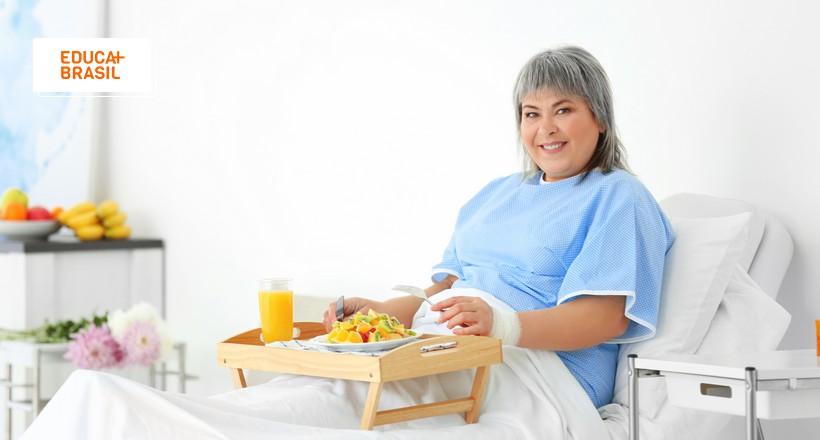 Paciente com refeição no colo preparada por especialista em Gastronomia Hospitalar. Paciente com refeição no colo preparada por especialista em Gastronomia Hospitalar.