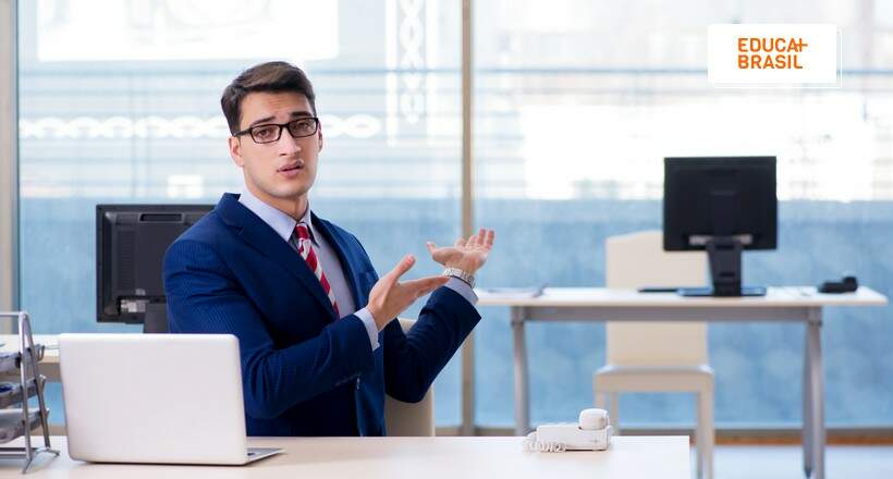 Funcionário apontando para ausência de funcionário que é um indicativo de turnover e absenteísmo.