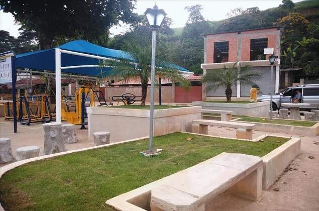 Praça do bairro São Francisco, em Valença, fruto do projeto de Engenharia Civil do UGB. Praça do bairro São Francisco, em Valença, fruto do projeto de Engenharia Civil do UGB.
