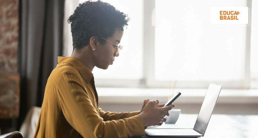 Fazendo marcação via celular para serviço gratuito de declaração de imposto de renda. Fazendo marcação via celular para serviço gratuito de declaração de imposto de renda.