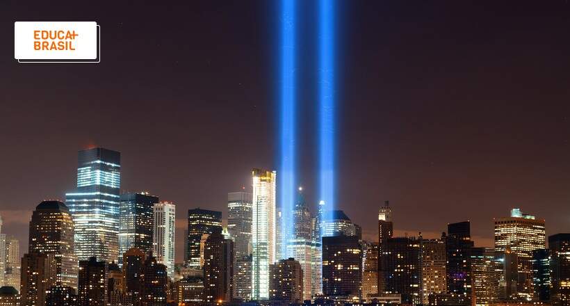 Projeção de luzes no céu de Nova York em homenagem às vítimas do 11 de Setembro.