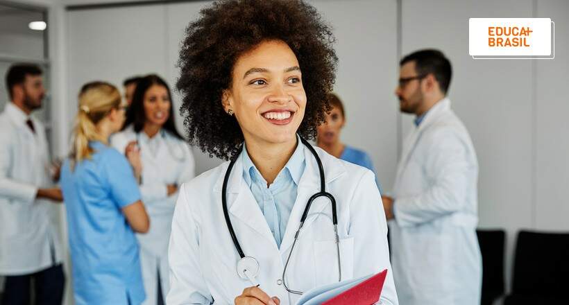 Estudante de Enfermagem, vestida de Janelo, sorrindo e olhando para o lado.