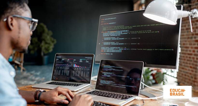 Estudante fazendo curso rápido para dar um upgrade no currículo. Estudante fazendo curso rápido para dar um upgrade no currículo.