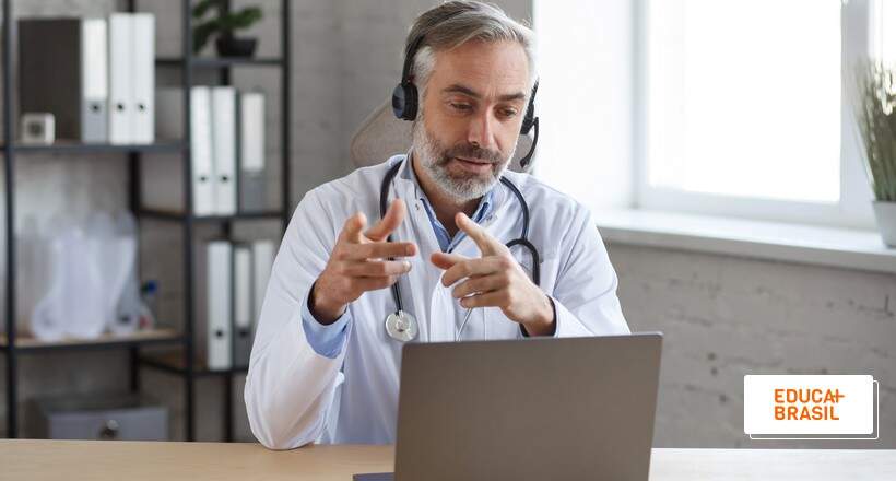 Doutor prestando serviço de telemedicina. Doutor prestando serviço de telemedicina.