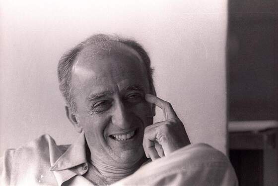 Millôr Fernandes sorrindo e com a mão esquerda no rosto. Millôr Fernandes sorrindo e com a mão esquerda no rosto.
