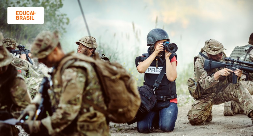 Fotógrafa em volta de militares fazendo cobertura jornalística na guerra. Fotógrafa em volta de militares fazendo cobertura jornalística na guerra.