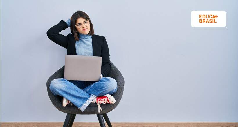 Profissional com dúvida sobre como funciona trabalho temporário. Profissional com dúvida sobre como funciona trabalho temporário.