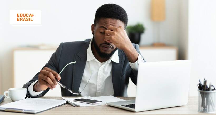 Estudante cansado e tentando voltar a ter foco nos estudos após carnaval. Estudante cansado e tentando voltar a ter foco nos estudos após carnaval.