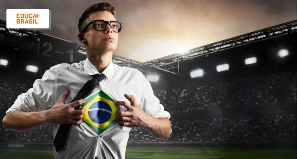 Homem mostrando a blusa do brasil