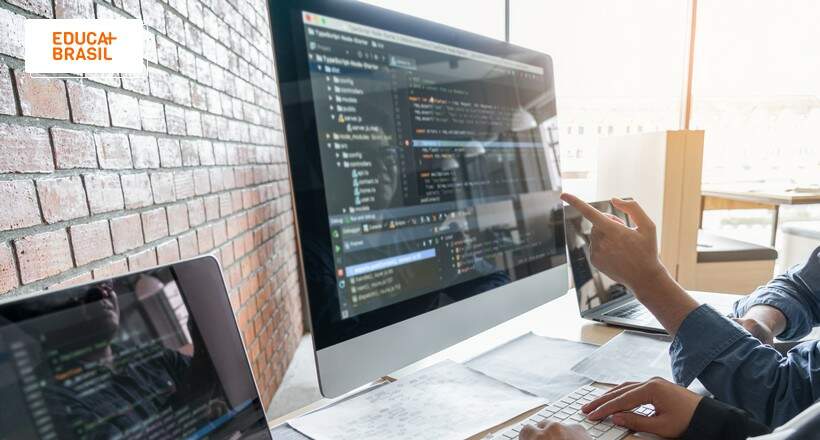 Desenvolvedor back-end que tem certificação em TI.