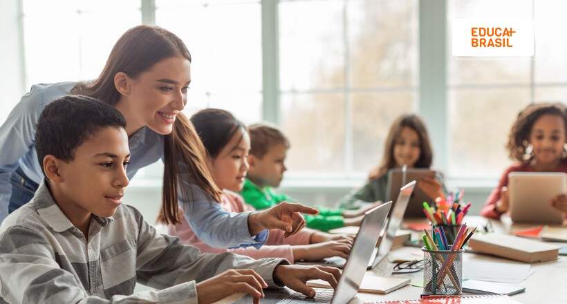Alunos em aula interativa que é uma das estratégias de combate a evasão escolar.