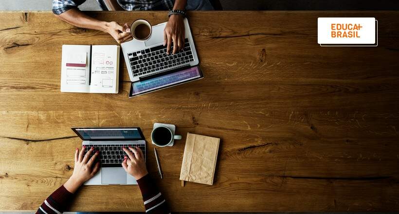 Alunos em coworking para estudantes.