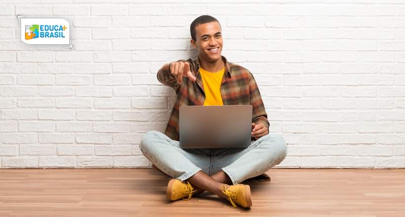 Estudante conferindo os cursos online com certificado grátis Estudante conferindo os cursos online com certificado grátis