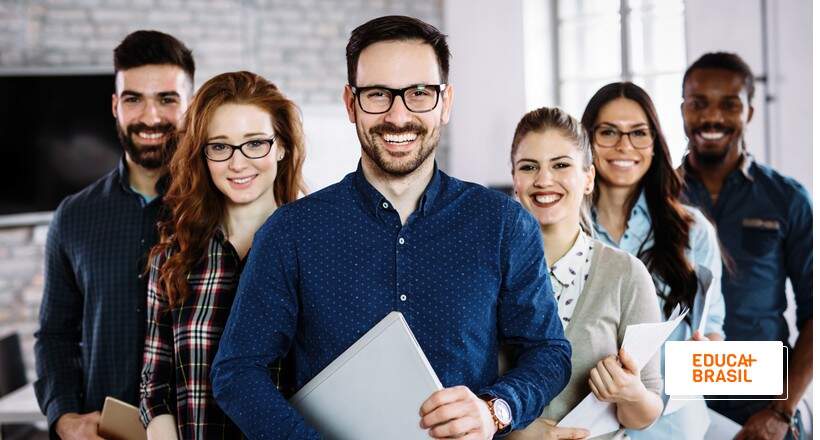 Alunos de curso gratuito sorrindo. Alunos de curso gratuito sorrindo.