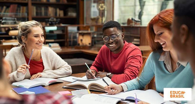 Estudante reunido com bons amigos na faculdade e trabalhando em equipe. Estudante reunido com bons amigos na faculdade e trabalhando em equipe.
