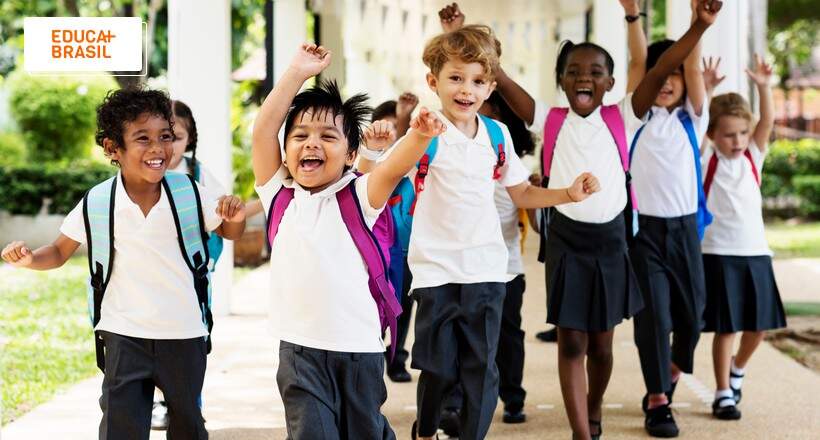 Alunos em atividade externa sobre diversidade na escola. Alunos em atividade externa sobre diversidade na escola.