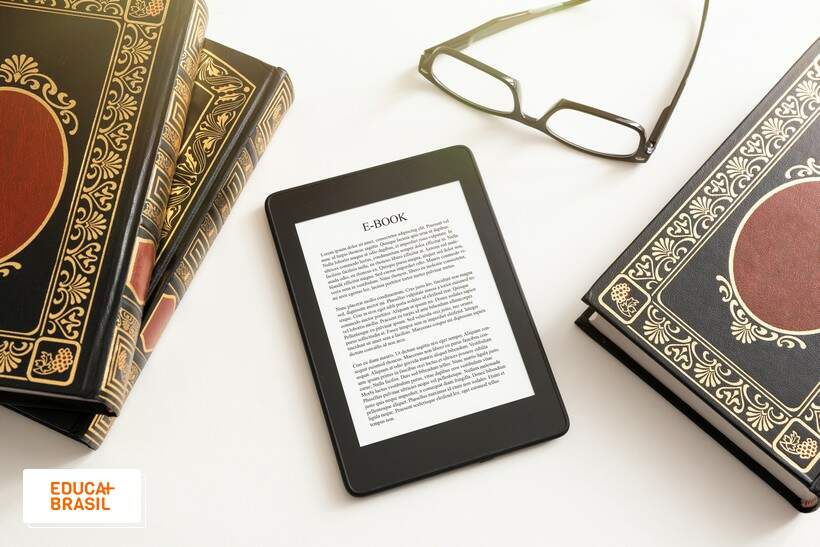 E-books jurídicos com livros físicos em volta. E-books jurídicos com livros físicos em volta.