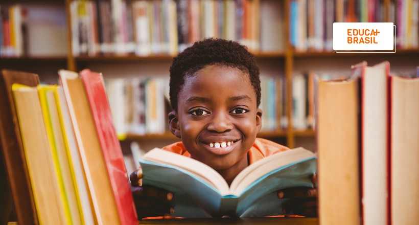 Criança com livros