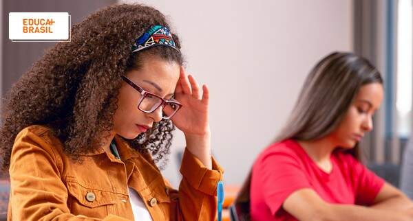 Estudante fazendo prova Estudante fazendo prova