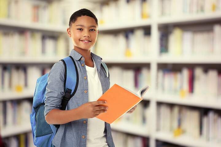 Estudante do ensino médio na biblioteca
