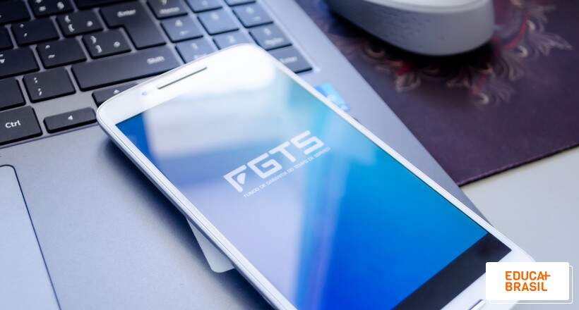 Celular com a aplicativo do FGTS aberto para consultar saque do FGTS para pagar creche. Celular com a aplicativo do FGTS aberto para consultar saque do FGTS para pagar creche.