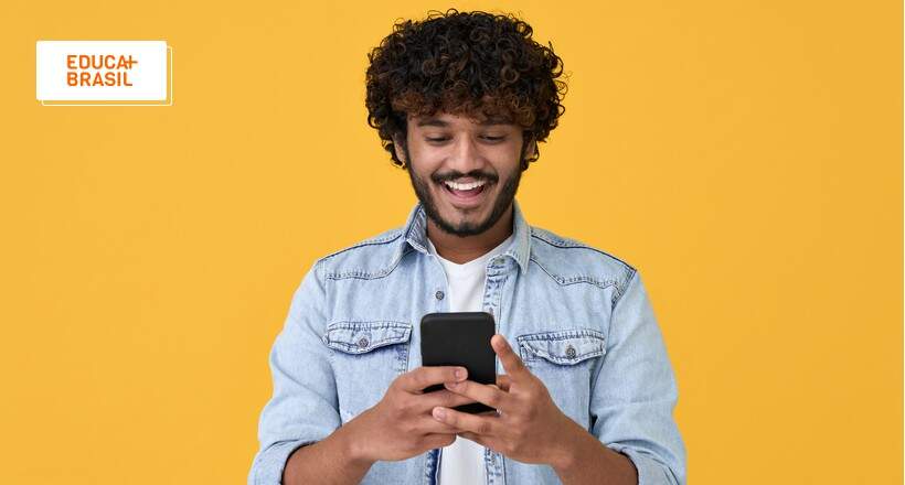 Consultando pelo celular horários das provas Encceja 2022.