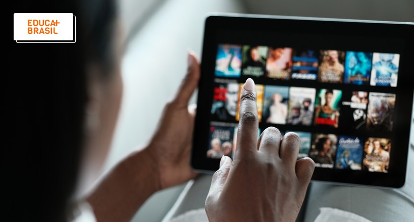 Assistindo no tablet filmes sobre Gastronomia na Netflix. Assistindo no tablet filmes sobre Gastronomia na Netflix.