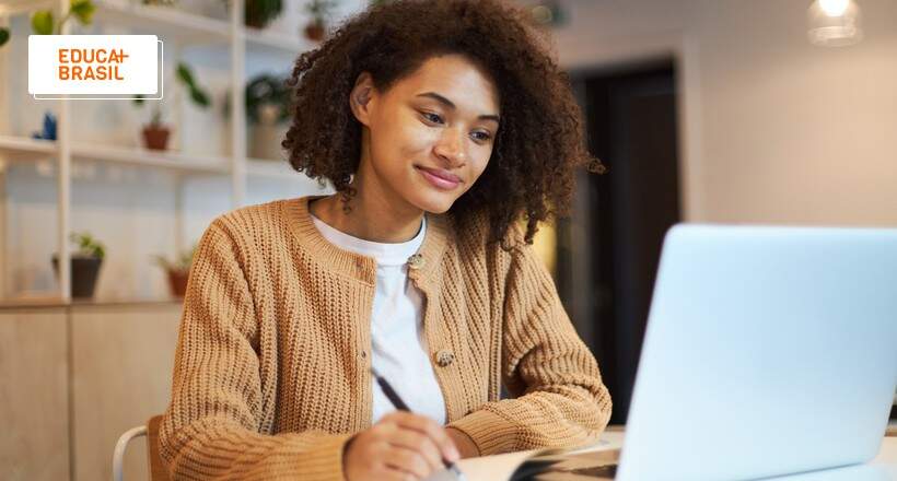 Estudante enviando online documentos para matrícula Prouni 2023. Estudante enviando online documentos para matrícula Prouni 2023.