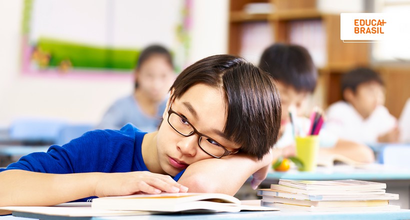 Criança com distração durante as aulas pode indicar hiperatividade.