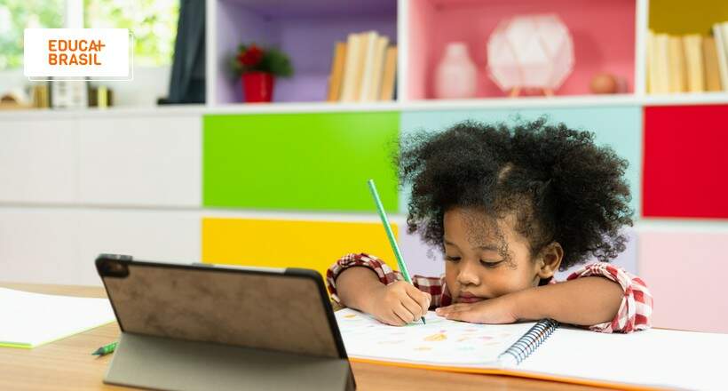 Estudante em homeschooling no Brasil.