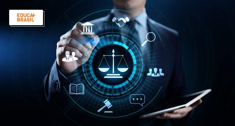 Estudando assuntos do curso de Direito online.
