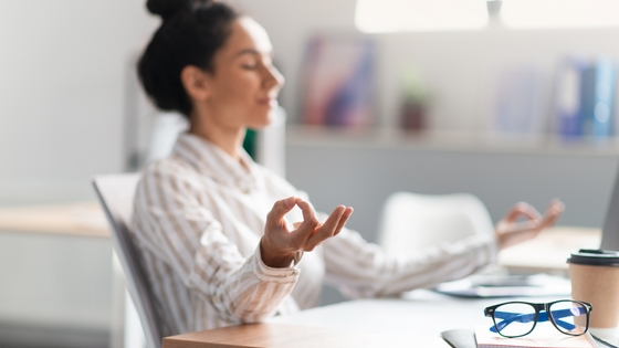 Mulher meditando no trabalho Mulher meditando no trabalho