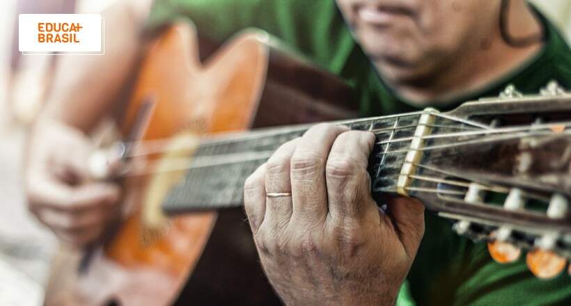 Tocando violão uma música para a Independência do Brasil.