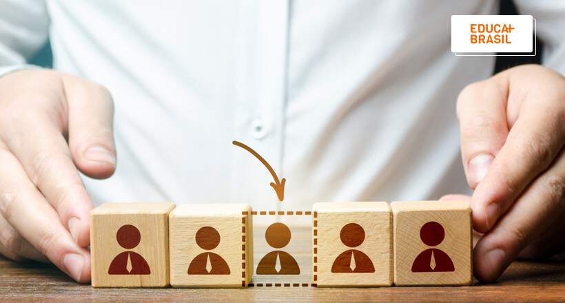 Cinco quadrados amarelos representando recrutamento de pessoas para trabalho temporário. Cinco quadrados amarelos representando recrutamento de pessoas para trabalho temporário.