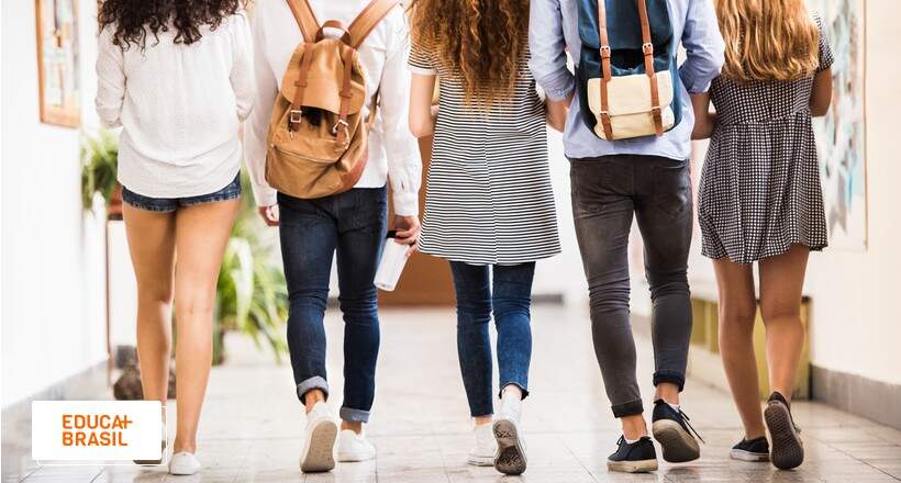 Estudantes caminhando na faculdade após ingresso via vagas remanescentes. Estudantes caminhando na faculdade após ingresso via vagas remanescentes.