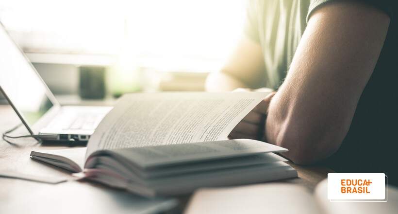 Vestibulando sentado estudando online para prova.