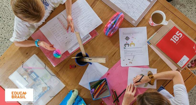Duas crianças estudando em casa no país que permite homeschooling. Duas crianças estudando em casa no país que permite homeschooling.