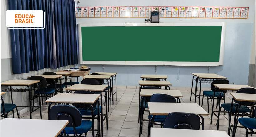 Sala de aula vazia após falta de reforço escolar Sala de aula vazia após falta de reforço escolar