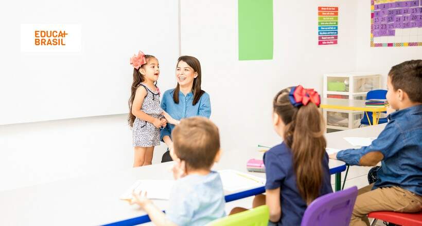 Criança na sala de aula recitando poemas na alfabetização. Criança na sala de aula recitando poemas na alfabetização.
