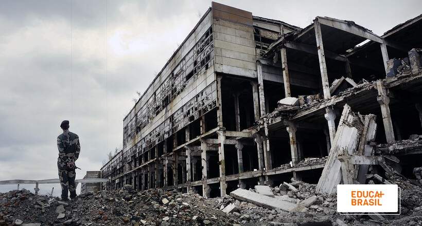 Prédio destruido por conta dos impactos ambientais da guerra entre Rússia e Ucrânia.