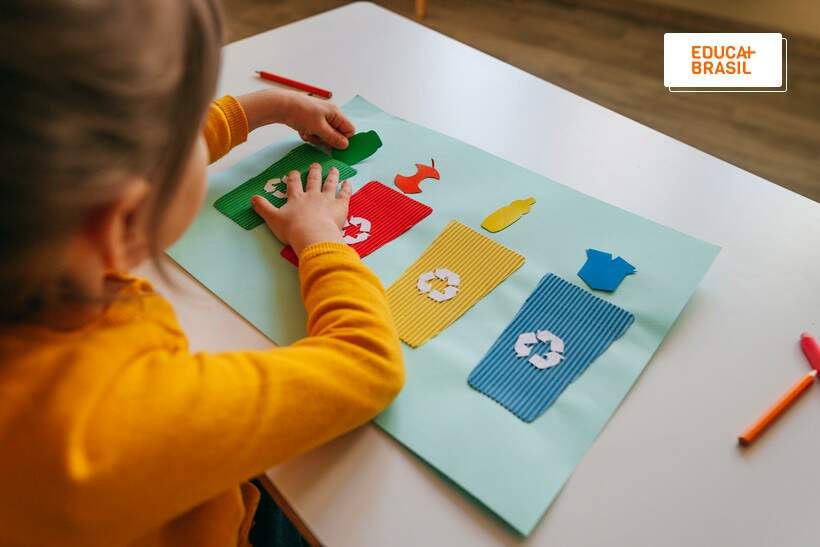 Aprendendo tipos de lixo em aula de educação ambiental na escola. Aprendendo tipos de lixo em aula de educação ambiental na escola.