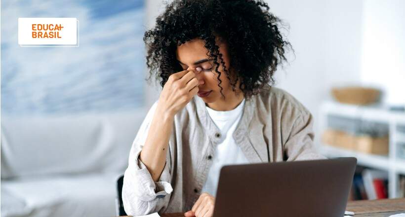 Estudante estressada com o barulho durante os estudos do pré-vestibular. Estudante estressada com o barulho durante os estudos do pré-vestibular.