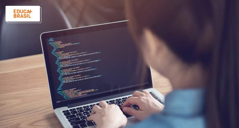 Profissionais de tecnologia da informação trabalhando no exterior. Profissionais de tecnologia da informação trabalhando no exterior.