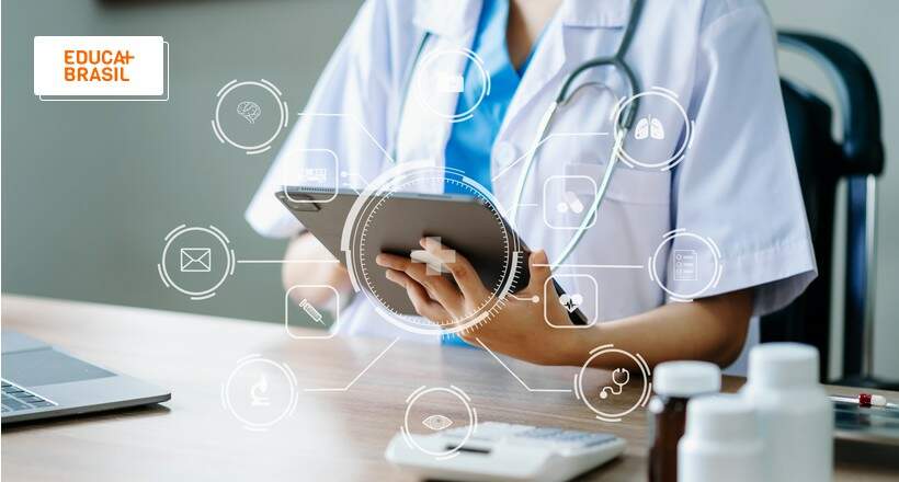 Médica em videoconferência com Técnico em Telemedicina.