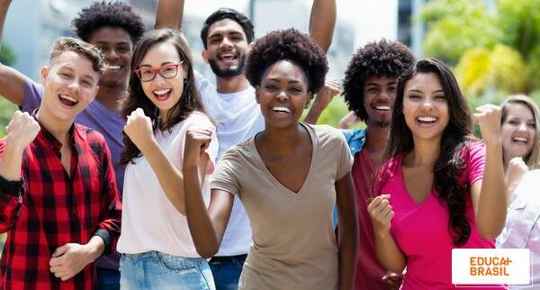 Estudantes felizes Estudantes felizes