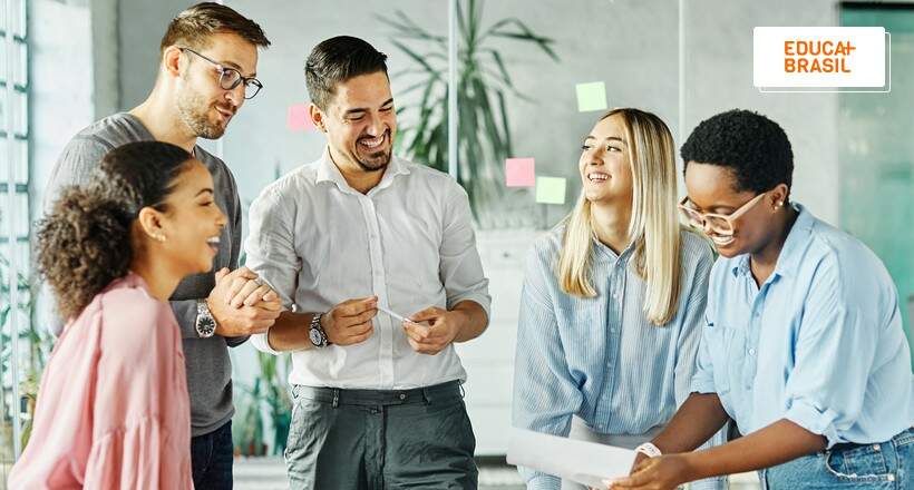 Funcionários reunidos para entender tendências de educação corporativa para 2023. Funcionários reunidos para entender tendências de educação corporativa para 2023.