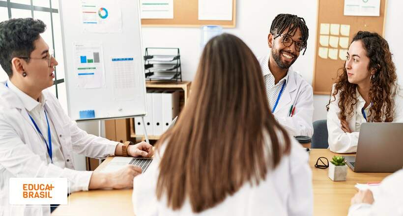 Estudantes de medicina reunidos na mesa.